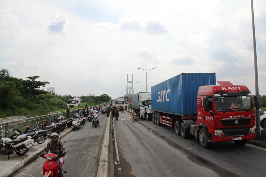 5 xe tông liên hoàn, 1 người chết, cầu Phú Mỹ kẹt cứng ảnh 7 Được biết đây là một điểm đen về tai nạn giao thông khi thường xuyên xảy ra các vụ va chạm.